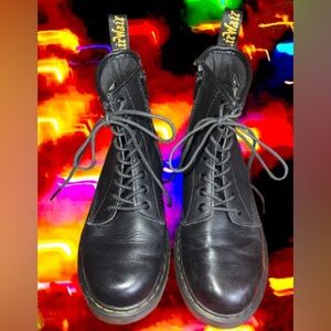 Dr. Martens womens’ 1460 leather boots wmns sz 5/mns sz4